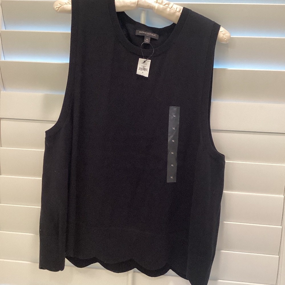 New with tags Banana Republic women’s xl black knit shell with scalloped hem
